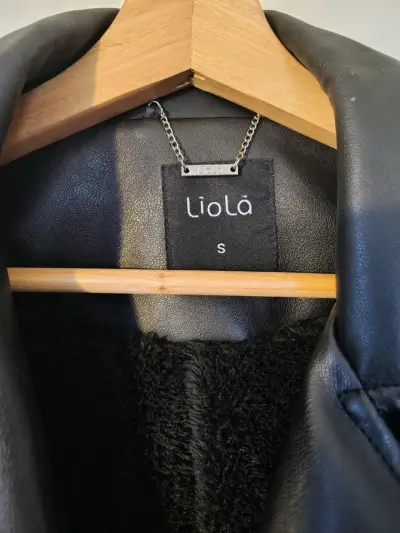 Chaqueta negra con detalles de cuero - miniatura 3