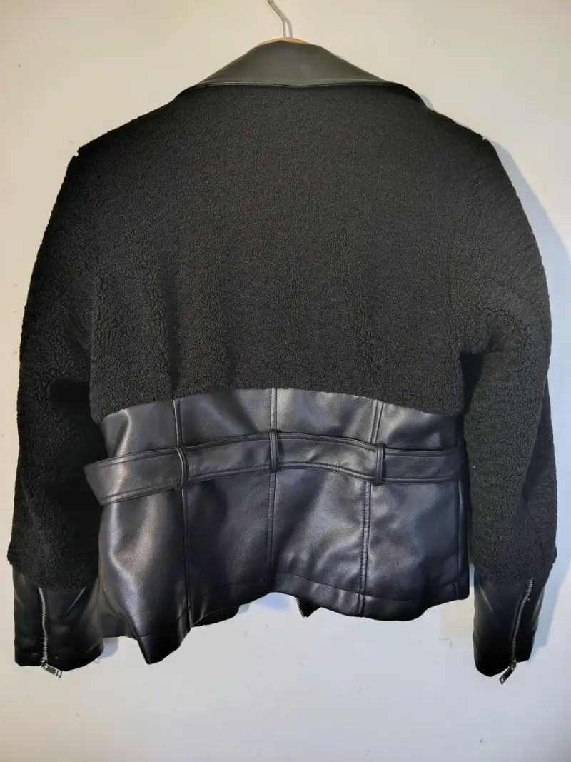 Chaqueta negra con detalles de cuero - 4