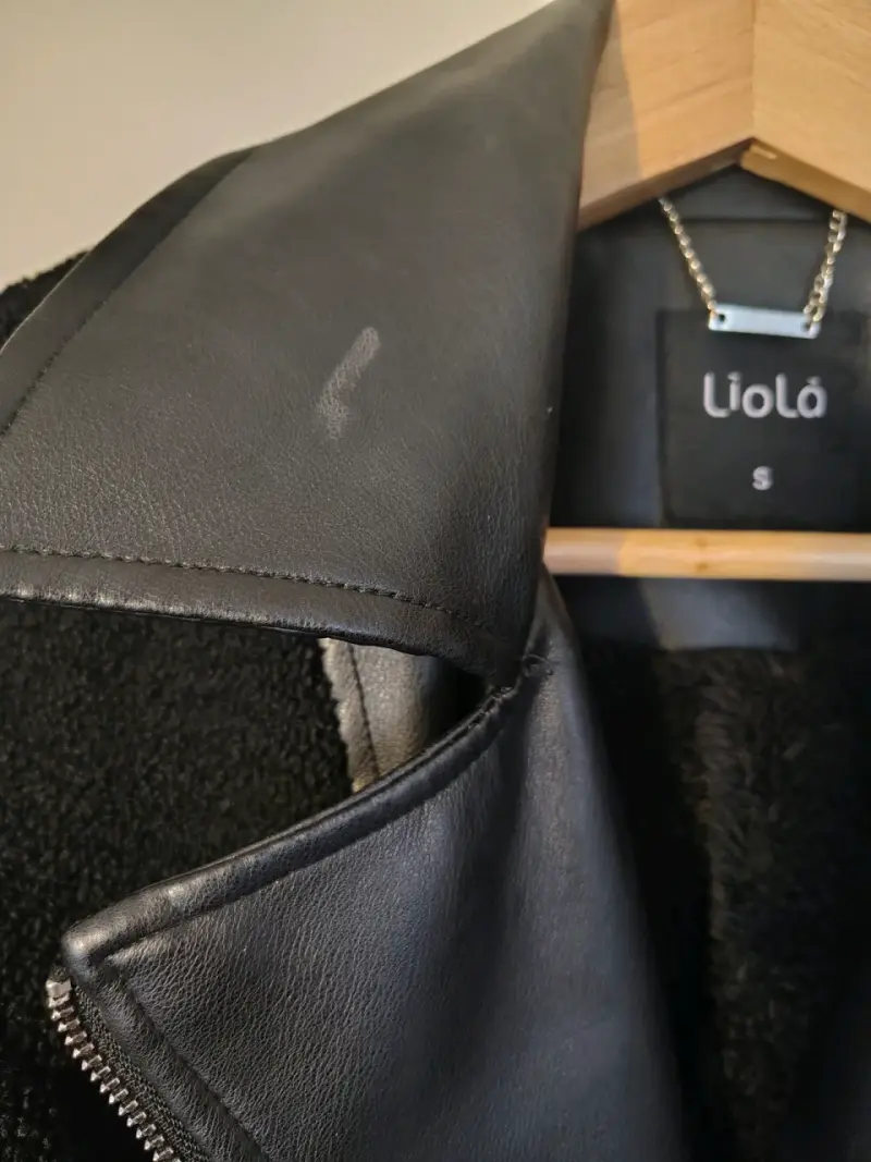 Chaqueta negra con detalles de cuero - 5