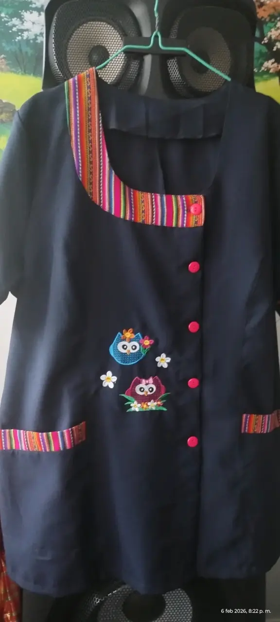 Delantal de profesora bordado