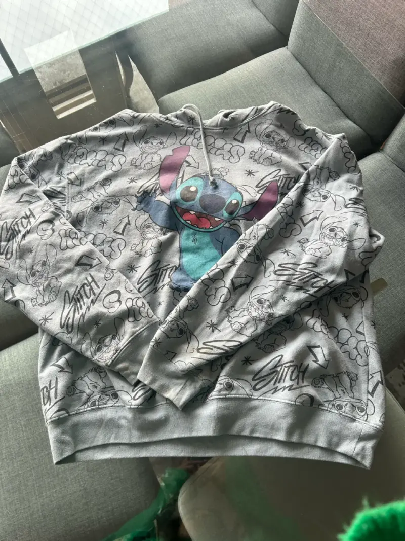 Polerón gris con estampado Stitch