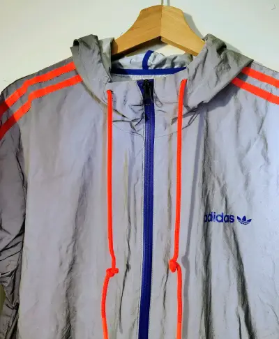 Cortaviento adidas gris con naranja reflectante - miniatura 2