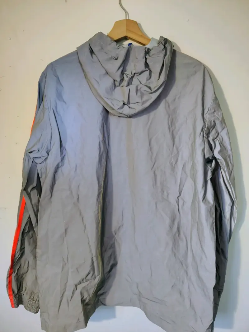 Cortaviento adidas gris con naranja reflectante - 3