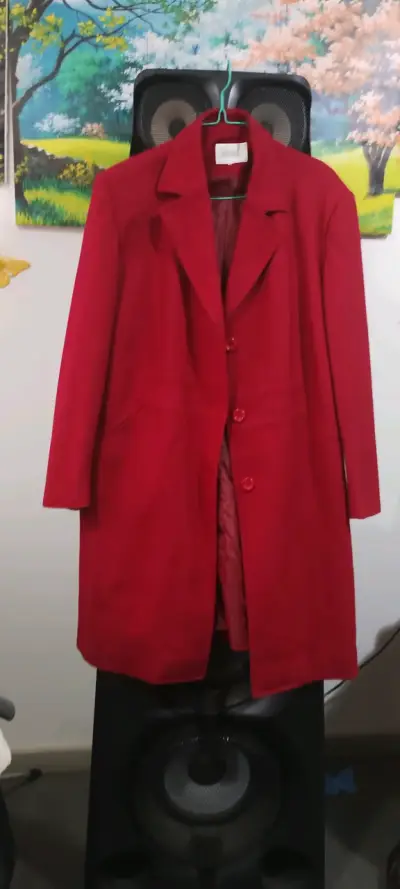Abrigo rojo elegante para mujer - miniatura 1
