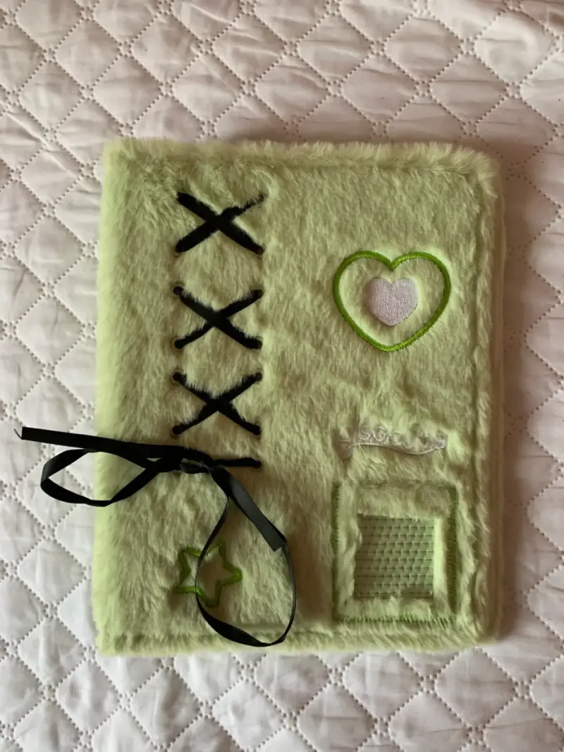 Binder/Carpeta aesthetic kawaii peludita verde - 1