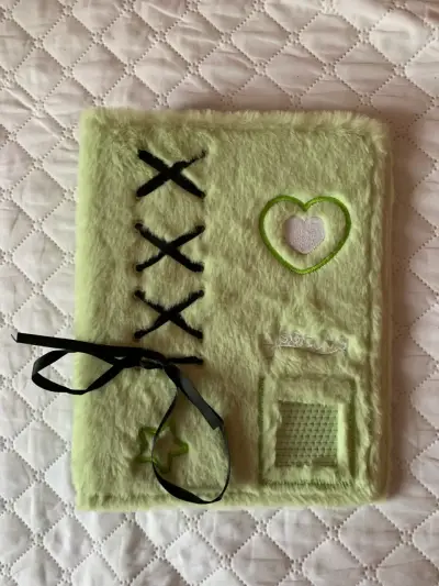 Binder/Carpeta aesthetic kawaii peludita verde - miniatura 1