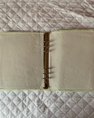 Binder/Carpeta aesthetic kawaii peludita verde - miniatura 2