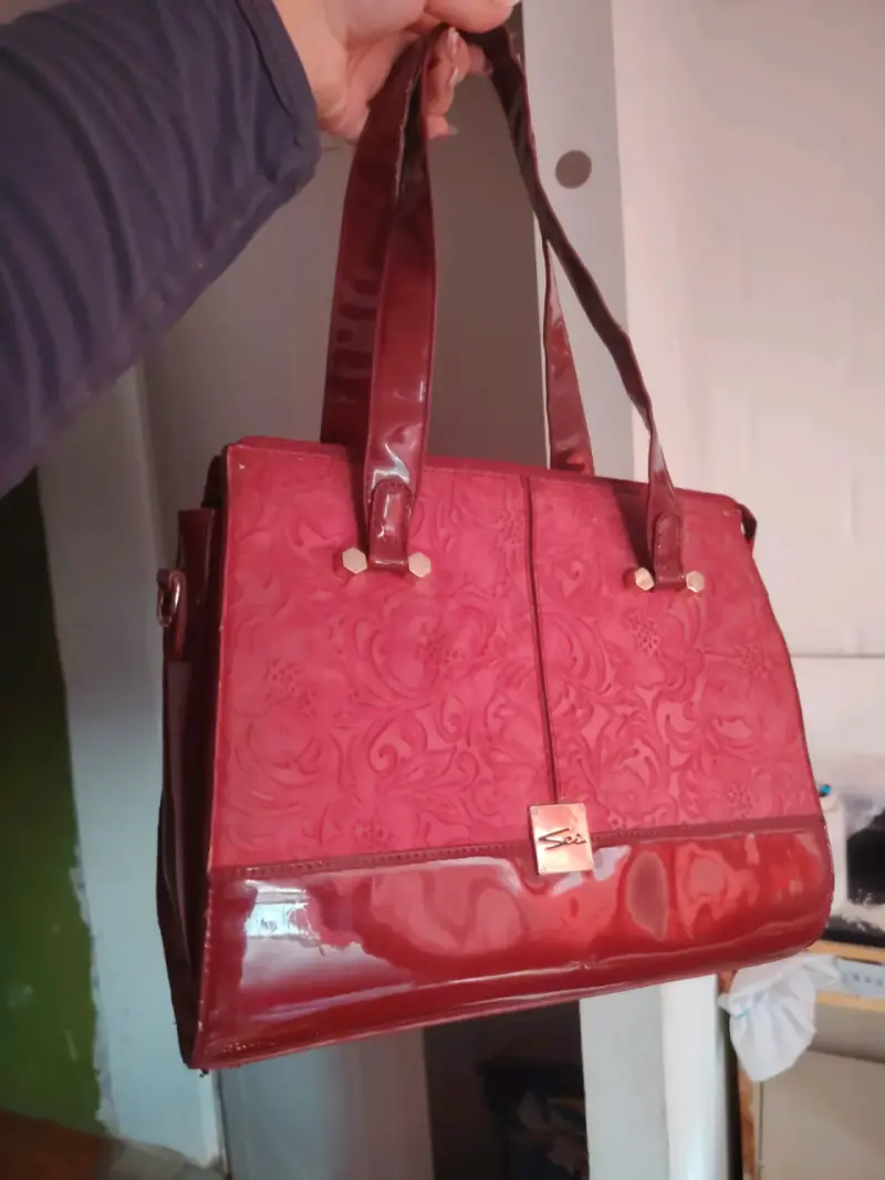 Cartera roja texturizada