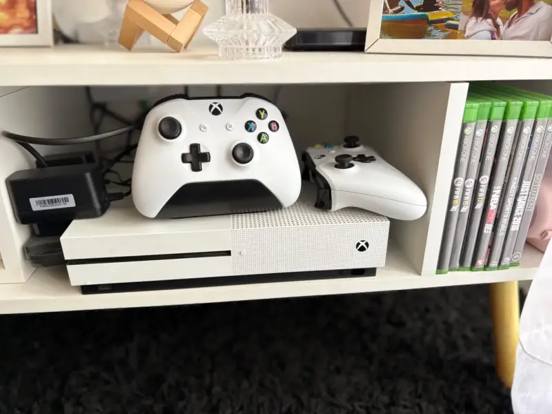 Consola Xbox One con juegos y controles - 1
