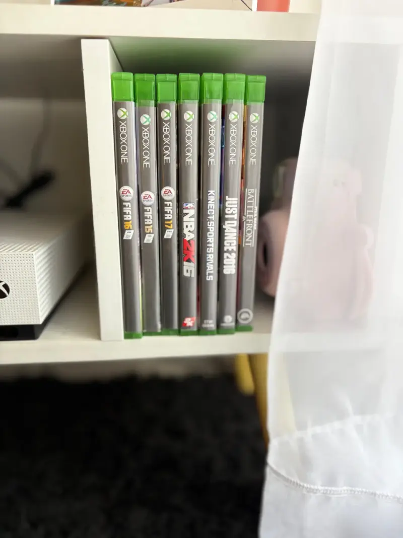 Consola Xbox One con juegos y controles - 2