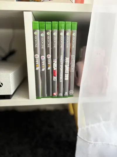 Consola Xbox One con juegos y controles - miniatura 2