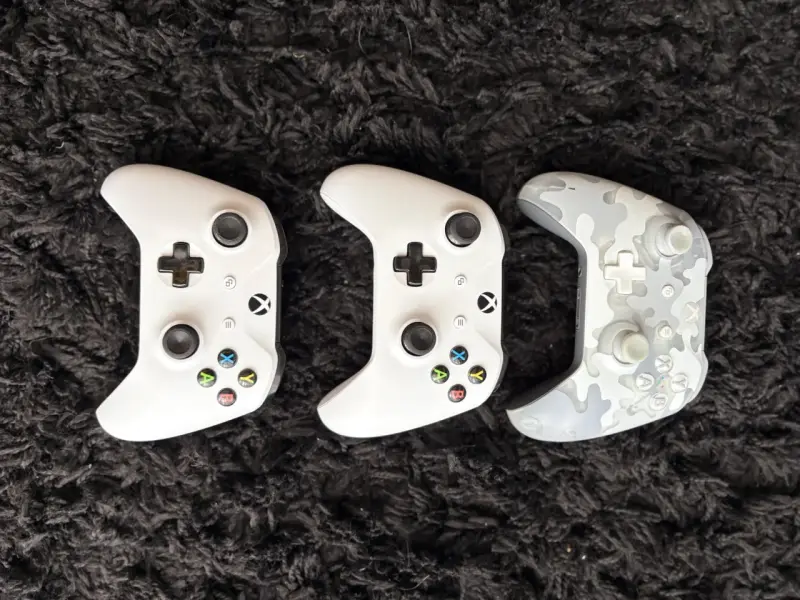 Consola Xbox One con juegos y controles - 3