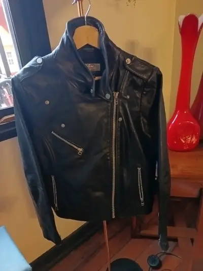 Chaqueta de cuero negra estilo biker - miniatura 1