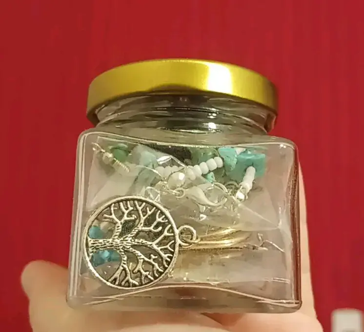 Frasco de aros, collares y pulseras variadas.