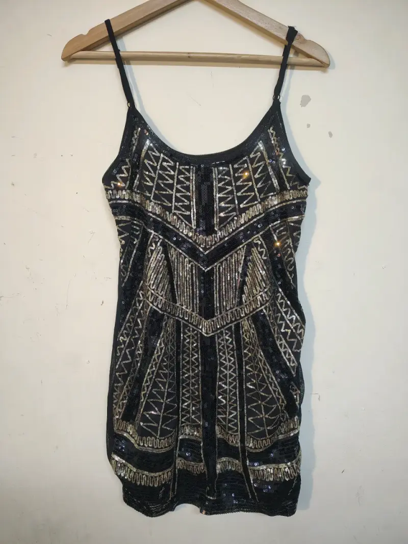 Vestido negro con lentejuelas - 1