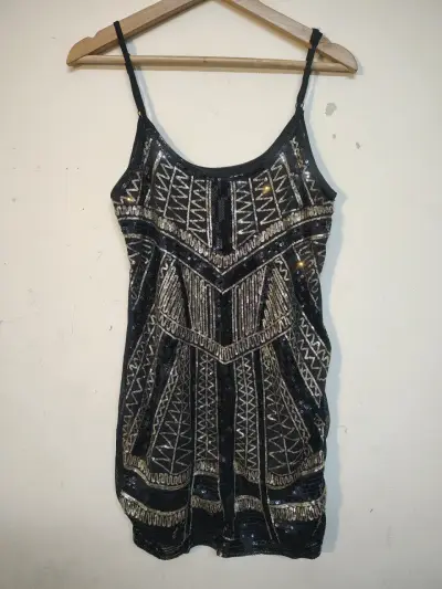 Vestido negro con lentejuelas - miniatura 1