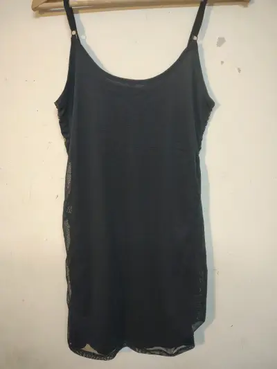 Vestido negro con lentejuelas - miniatura 2