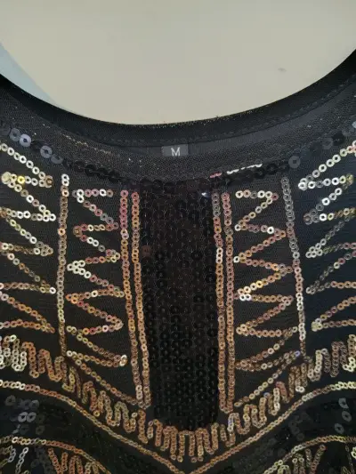 Vestido negro con lentejuelas - miniatura 3