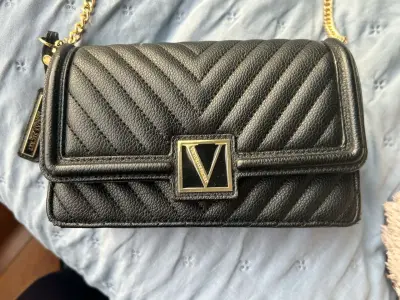 Cartera negra con cadena dorada - miniatura 1