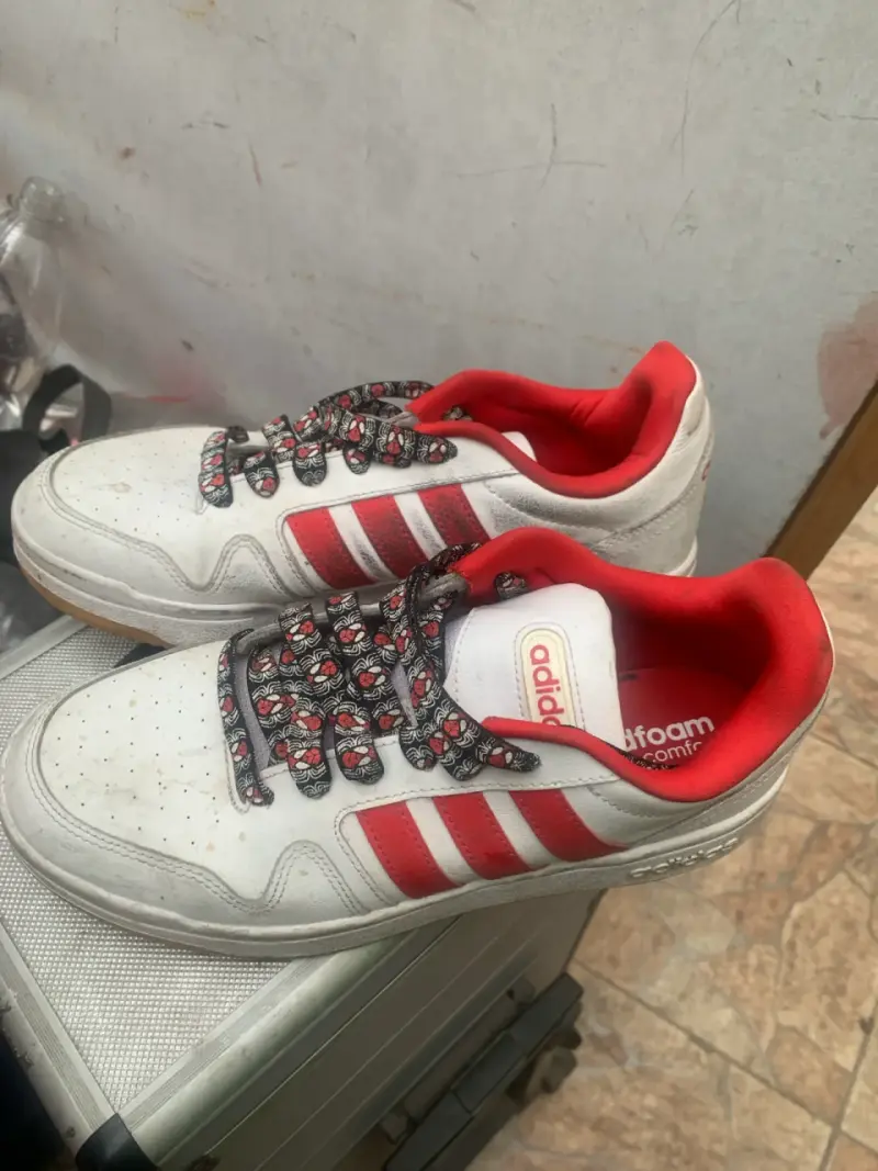 Zapatillas blancas con líneas rojas