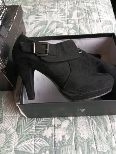 Botines negros con taco - miniatura 3