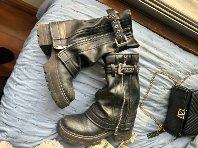 Botas negras de cuero con hebillas