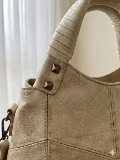 Bolso beige de mano elegante - miniatura 3
