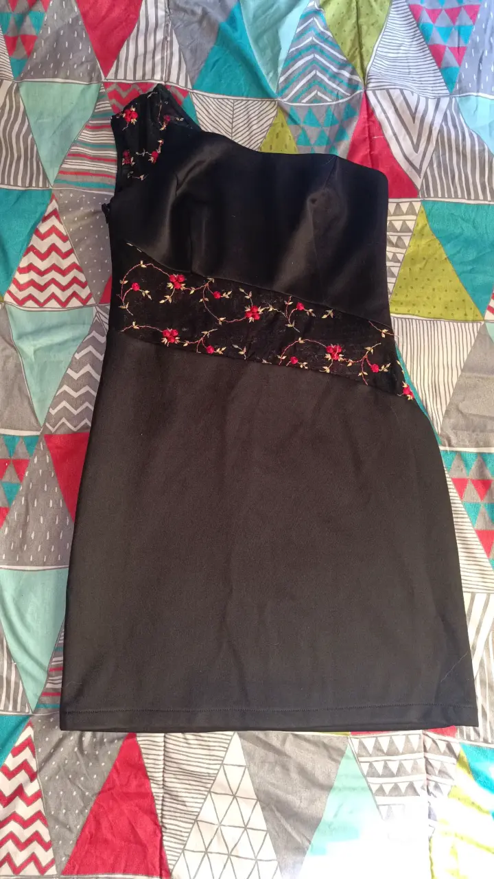 Vestido negro con bordados florales - 1
