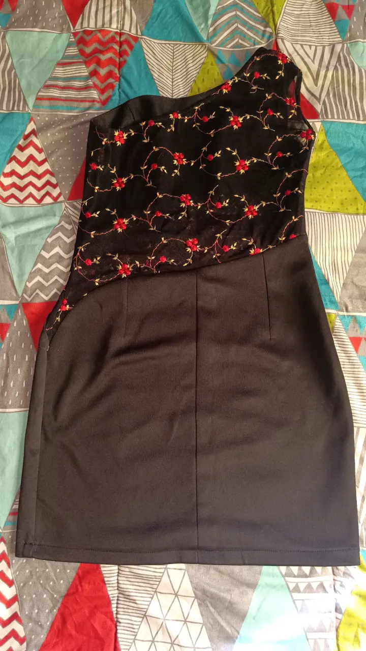 Vestido negro con bordados florales - 2
