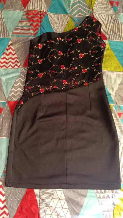 Vestido negro con bordados florales - miniatura 2