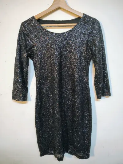Vestido corto de lentejuelas negro - miniatura 1