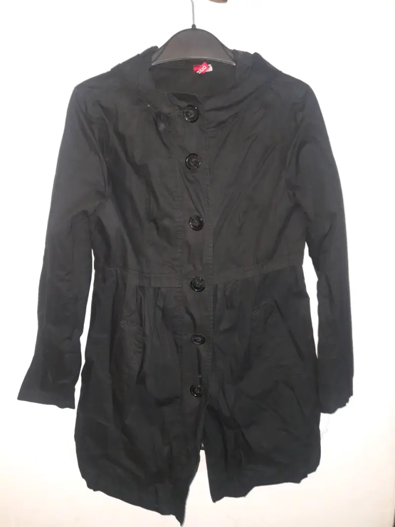 Gabardina negra con capucha - 1