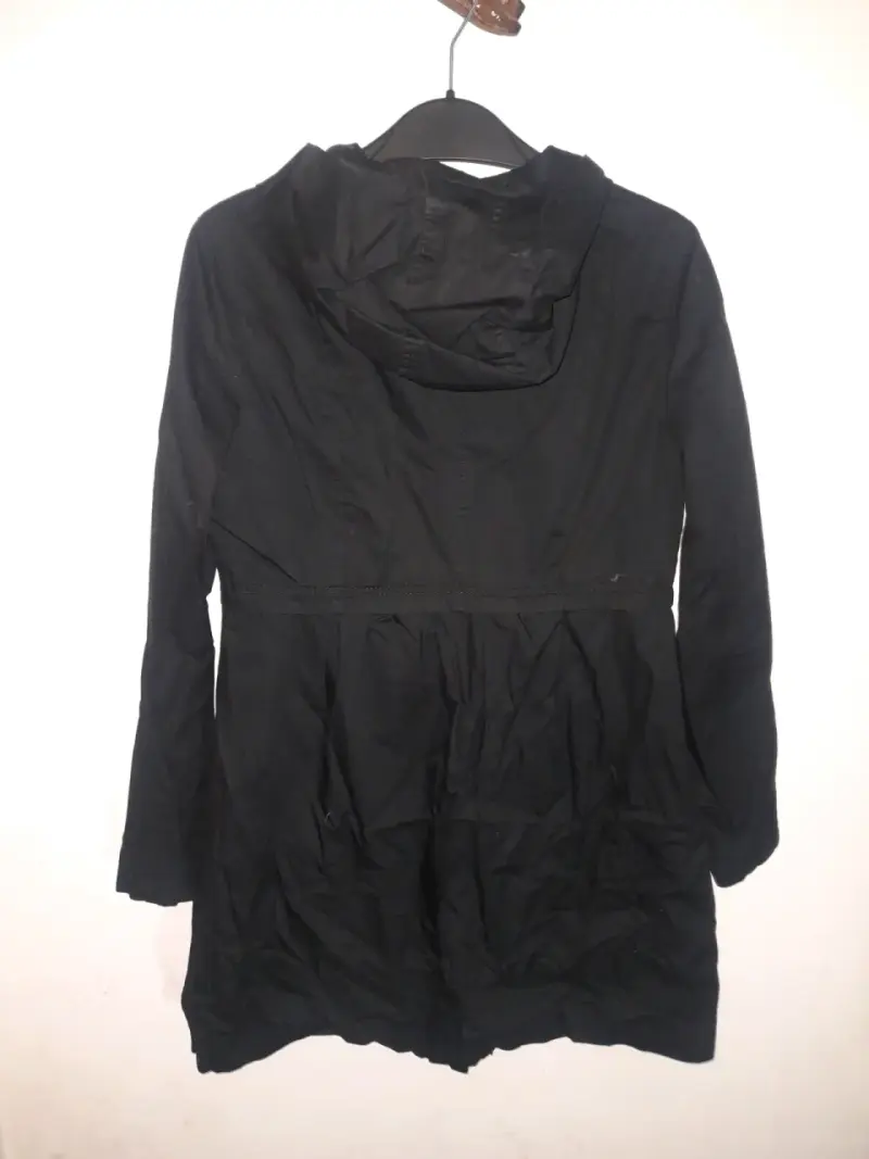 Gabardina negra con capucha - 2