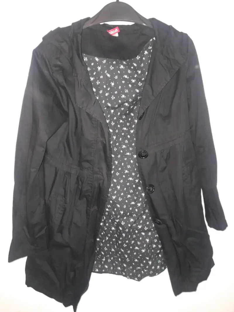 Gabardina negra con capucha - 3