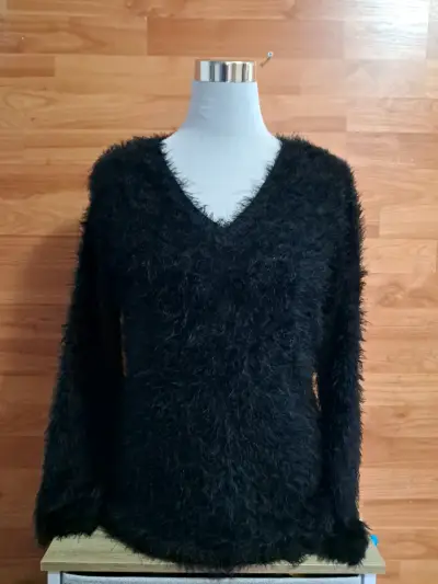 Suéter negro peludo para mujer - miniatura 1