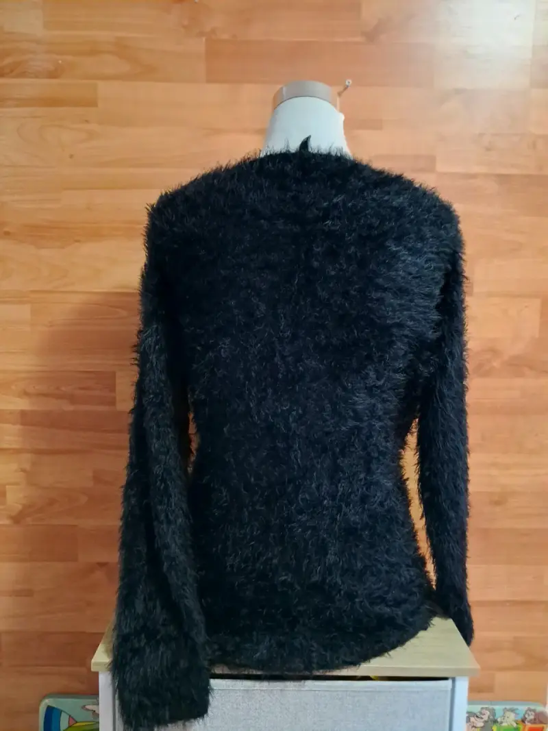 Suéter negro peludo para mujer - 2
