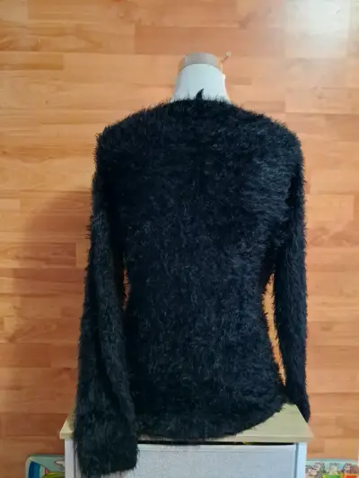 Suéter negro peludo para mujer - miniatura 2