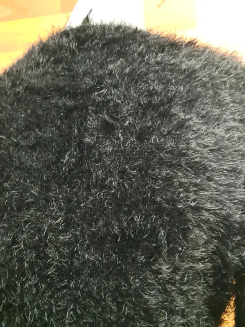 Suéter negro peludo para mujer - 3