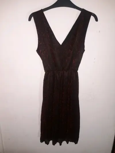 Vestido de fiesta corto con brillo. - miniatura 1