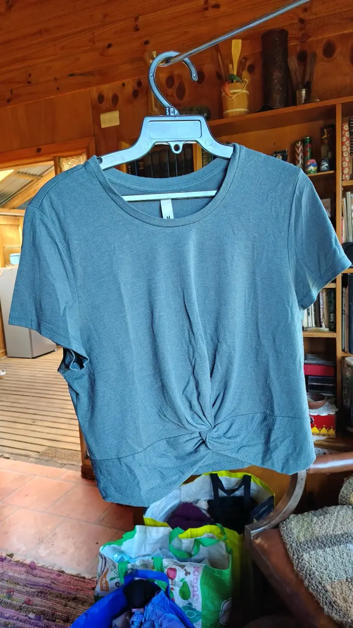 Polera gris con nudo frontal