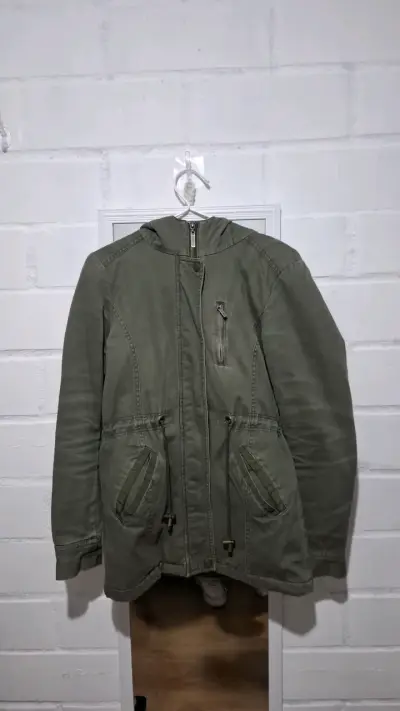 Chaqueta verde con capucha - miniatura 1