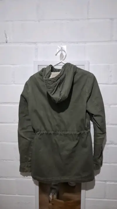 Chaqueta verde con capucha - miniatura 2
