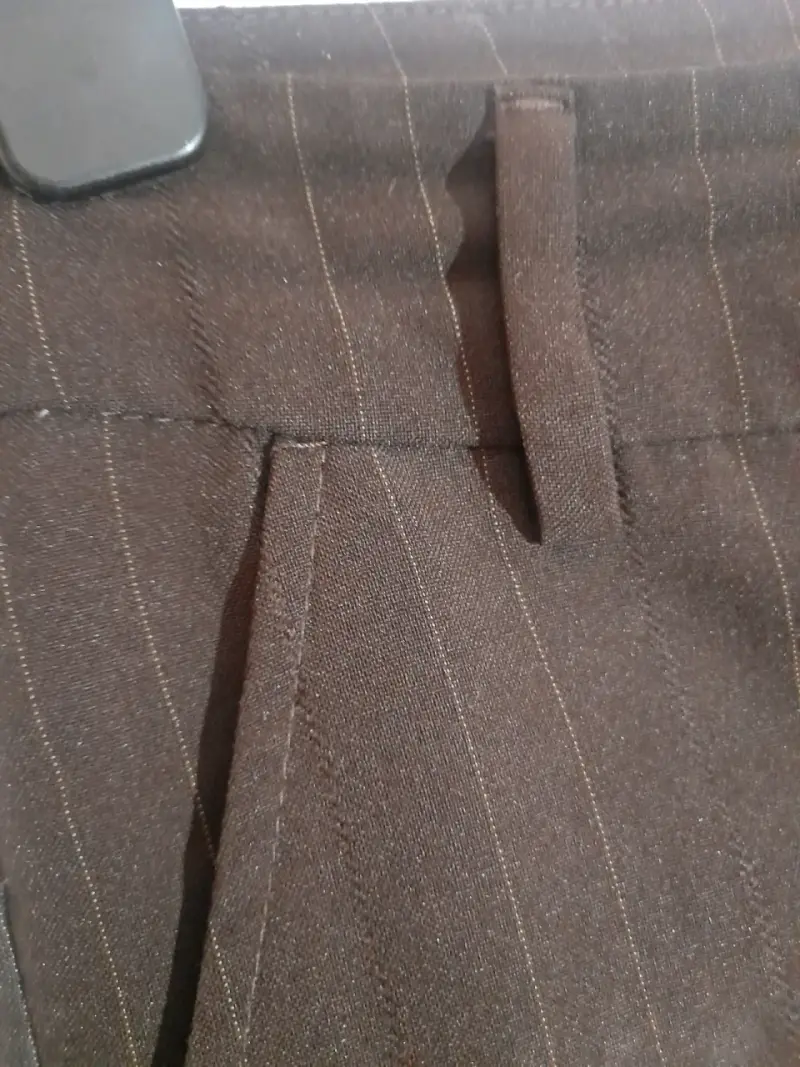 Conjunto sastrero marrón a rayas. - 4