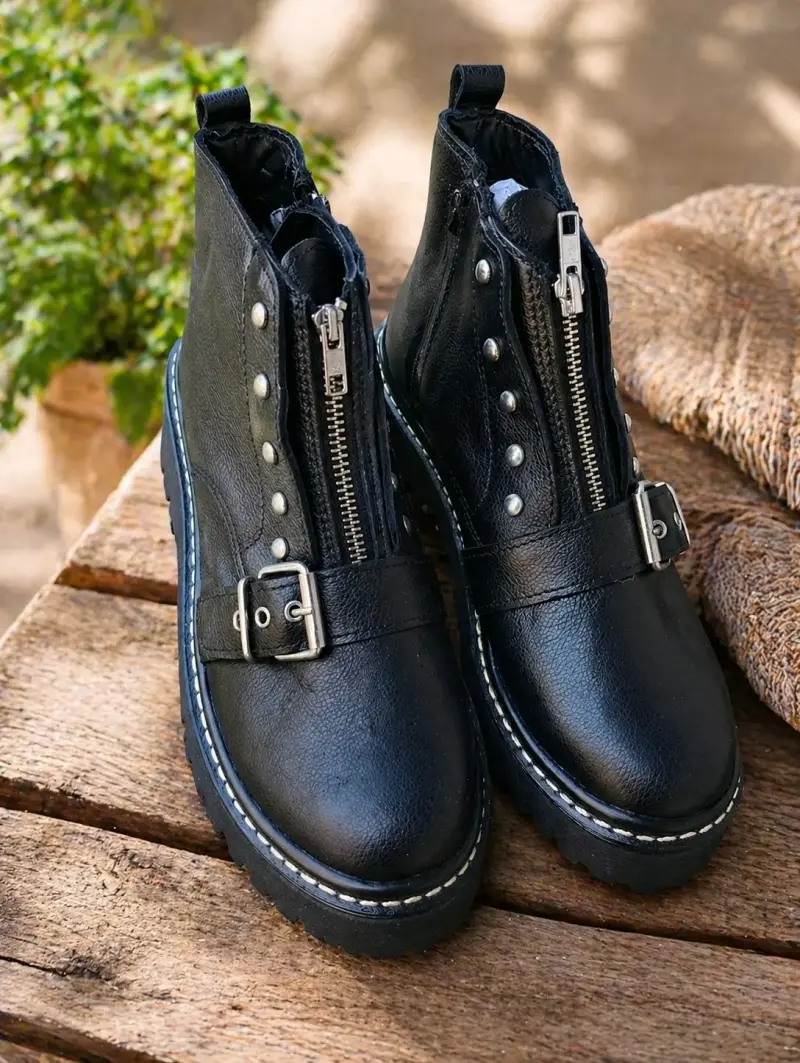 Botines negros con cierre y tachas - 1