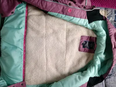 Parka rosada con capucha impermiable - miniatura 2