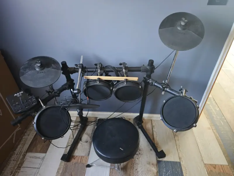 Batería electrónica Alesis usada