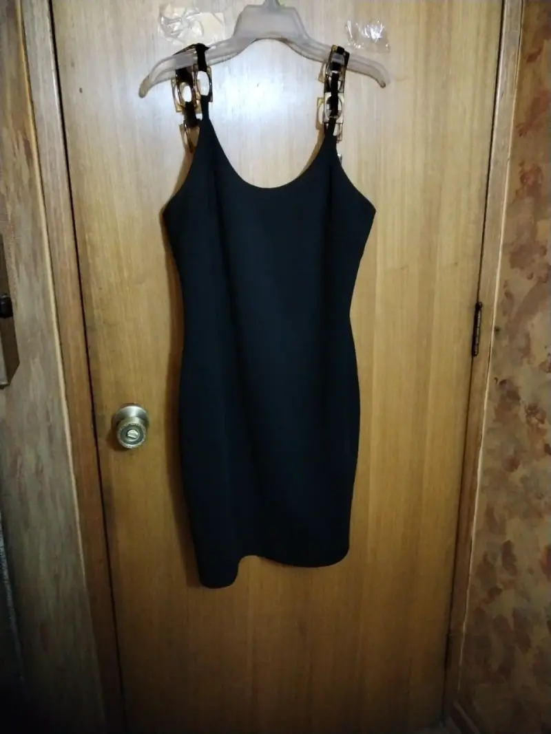 Vestido negro elegante con tirantes
