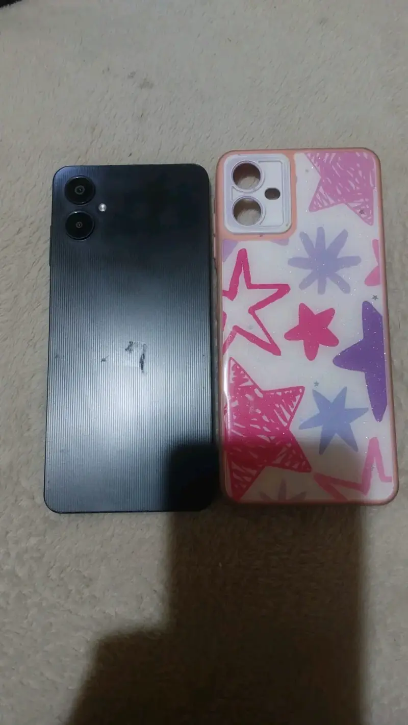 Smartphone con funda y diseño - 1