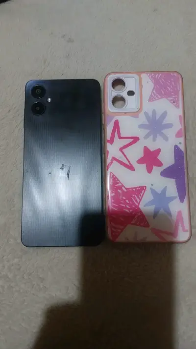 Smartphone con funda y diseño - miniatura 1
