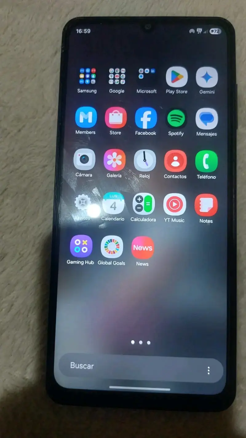 Smartphone con funda y diseño - 2